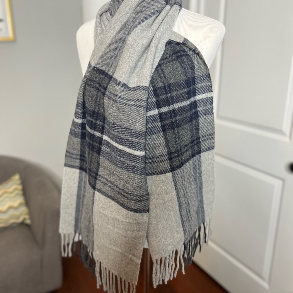 NWT. Italian Woollen Treasures 100% lambswool grey plaid Fringed detail scarf.